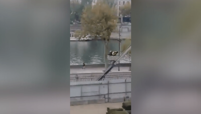 Vídeo mostra ladrões do Louvre fugindo após roubarem joias da França