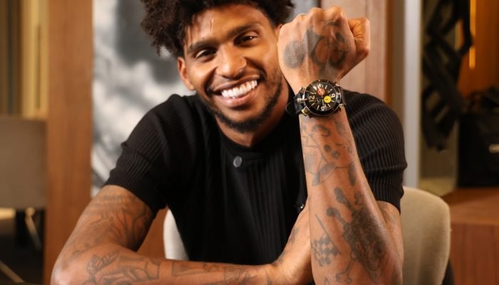 Hugo Souza, goleiro do Corinthians, ganhou relógio personalizado (Foto: Divulgação/Magnum)