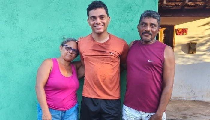 Wederson Rodrigues, de 18 anos, ao lado dos pais (Foto: Governo do Piauí)