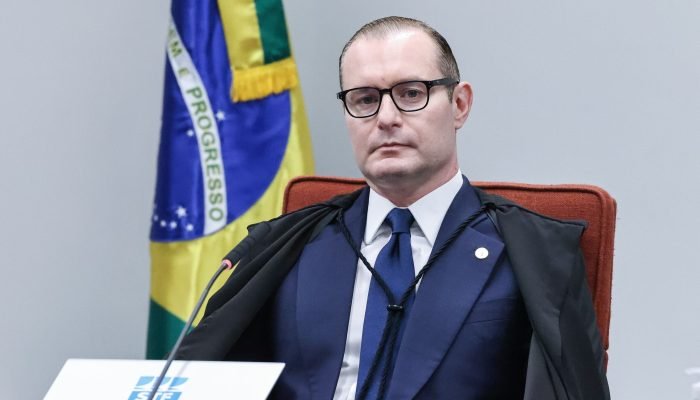 Veja o momento em que o influenciador trumpista Charlie Kirk é baleado