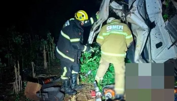 Caminhoneiro morre em capotamento de caminhão e fica preso às ferragens no Piauí (Foto: divulg...