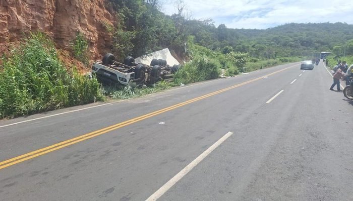 Caminhão tomba em rodovia (Foto: Reprodução)