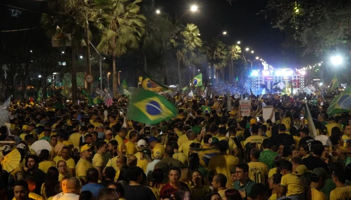 Apoio a Flávio Bolsonaro mobiliza manifestantes em Teresina