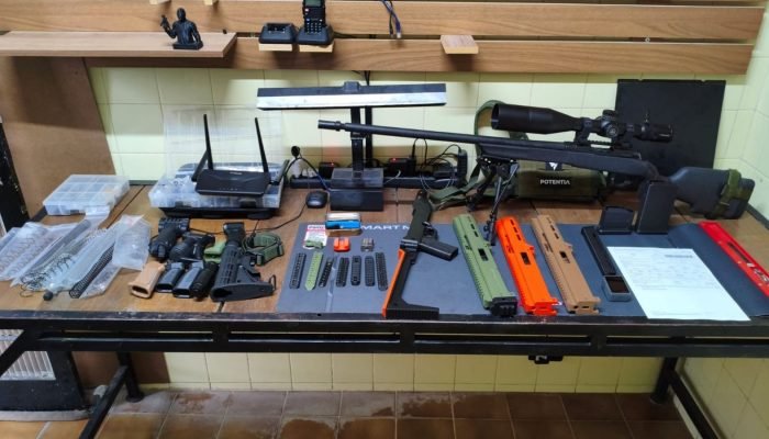 Vários materiais foram apreendidos durante a prisão do homem apontado como líder do esquema. (...