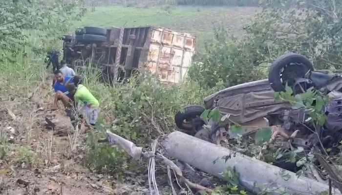 Caminhão tomba e provoca acidente grave em Teresina