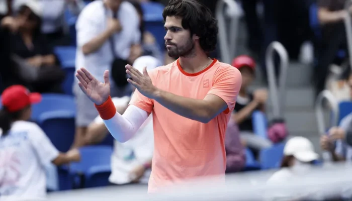 Carlos Alcaraz conquista torneio de Tóquio e volta ao topo do tênis