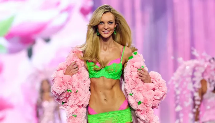 Carol Trentini retorna ao Victoria's Secret Fashion Show após 17 anos