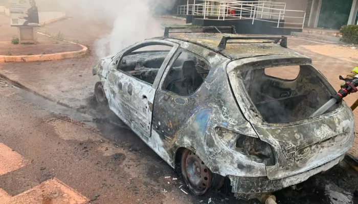 Carro pega fogo na zona Leste de Teresina em terceiro incidente em 24 horas