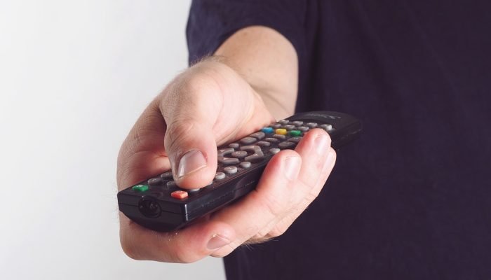 controle-de-tv_foto-de-HolgersFotografie_pixabay.jpg