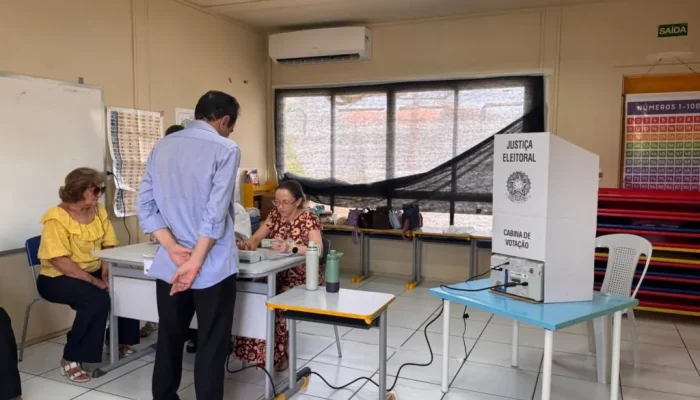 Elizeu Aguiar vota em Teresina durante as eleições de 2026