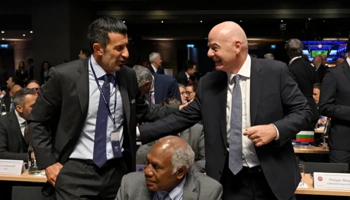 Figo critica Infantino e pede saída imediata da FIFA