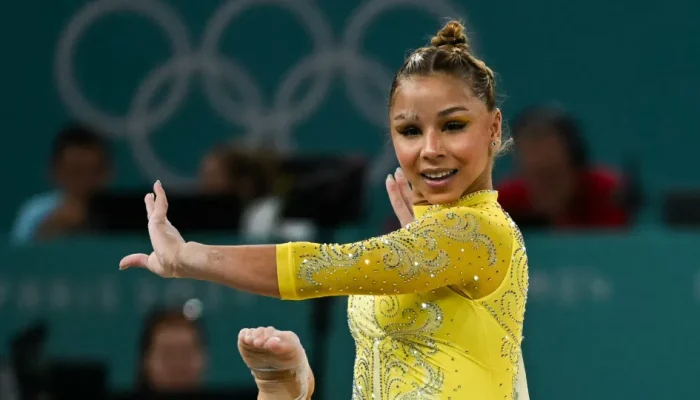 Flávia Saraiva conquista bronze na trave no Mundial de ginástica