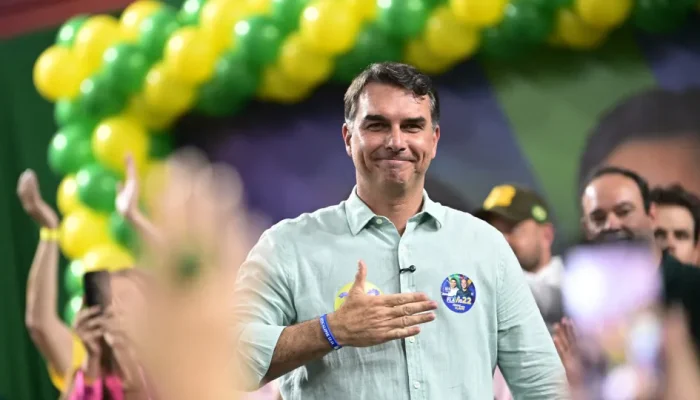 Flávio Bolsonaro considera caso Dark Horse como 'página virada'