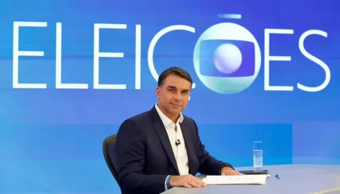 Flávio Bolsonaro é entrevistado pela TV Globo em meio à corrida eleitoral