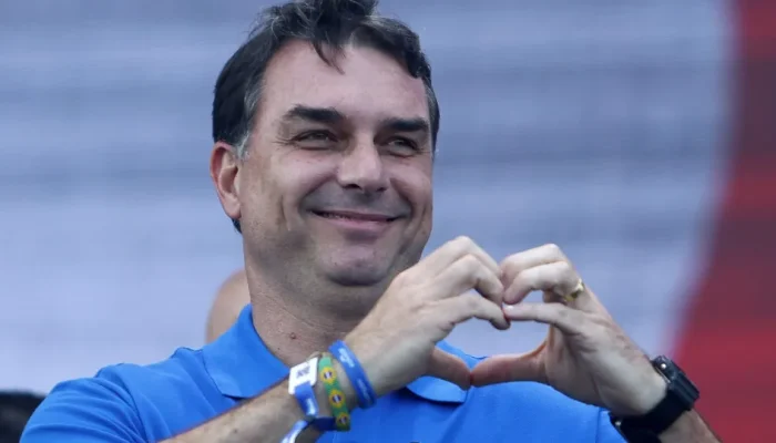 Flávio Bolsonaro enfrenta rejeição do centrão e aponta governo Lula como culpado