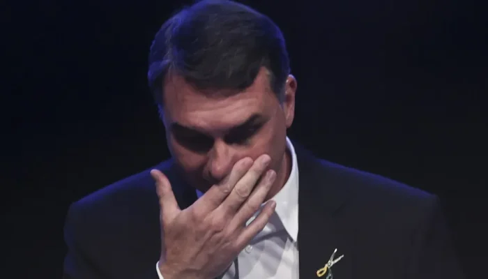 Flávio Bolsonaro escreve carta emocionante a Jair Bolsonaro e critica proibição de visita no Dia dos Pais