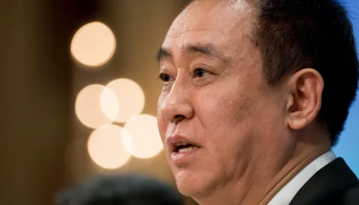 Fundador da Evergrande é condenado à prisão perpétua por fraude na China