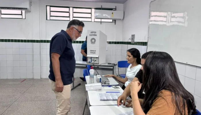 Geraldo Carvalho vota em Teresina nas eleições 2026