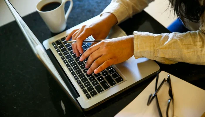 Home office se torna parte da rotina no Brasil, mas enfrenta desafios após a pandemia