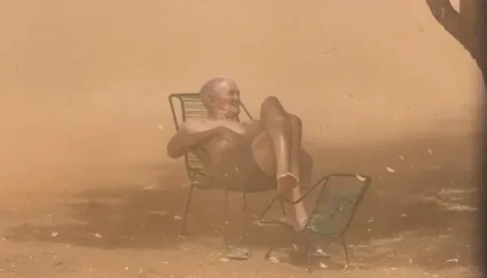 Idoso de 80 anos viraliza ao permanecer tranquilo em redemoinho de areia no Piauí