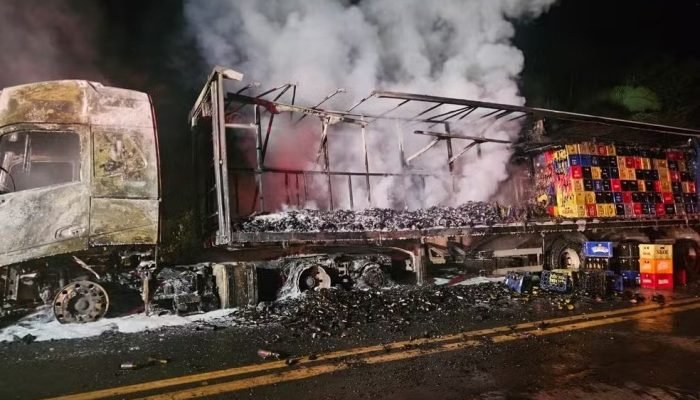 Carreta fica parcialmente destruída após incêndio. Foto: Divulgação/CBMEPI