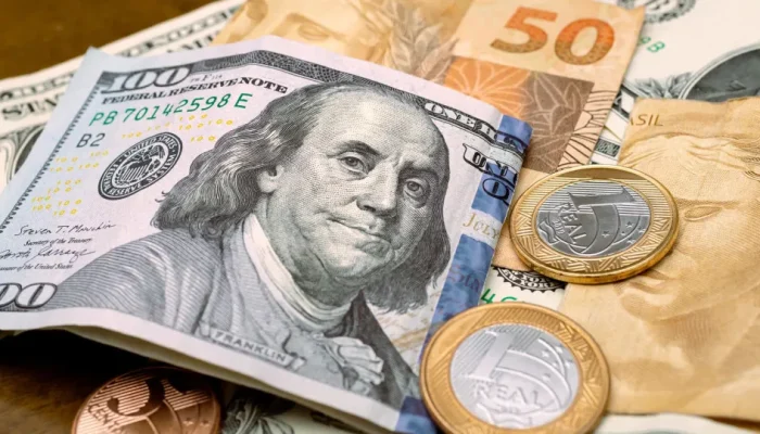 Dólar cai abaixo de R$ 5 pela primeira vez em dois anos
