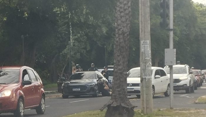 Acidente entre carro e moto deixa duas pessoas feridas em Teresina