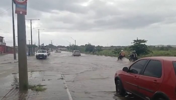 Temporal causa alagamentos e transtornos em Teresina