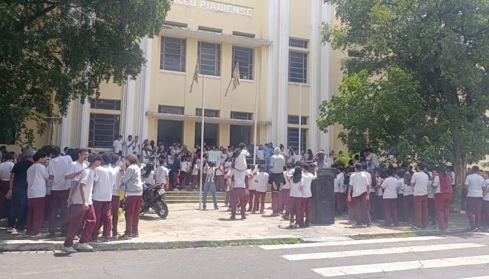 Alunos e professores do Liceu Piauiense protestam por melhorias e permanência de diretor