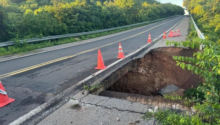 Meia faixa da BR-343 liberada após cratera; liberação total em dois dias