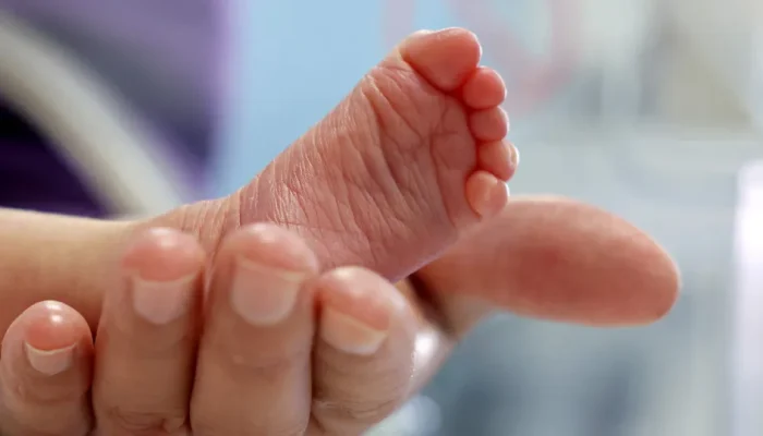 Bebê prematuro morre em Porto Alegre após infecção por superbactéria e UTI é fechada