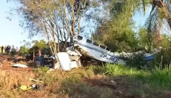 Avião com R$ 15 milhões cai no Paraguai e moradores saqueiam a carga
