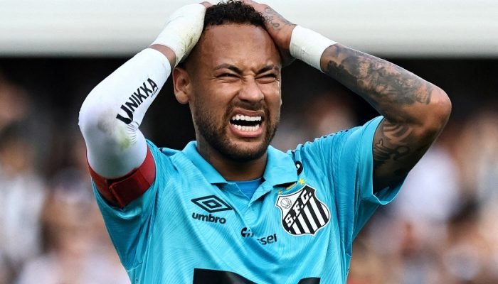 Neymar falta a treino por virose após ser flagrado em boteco em Santos