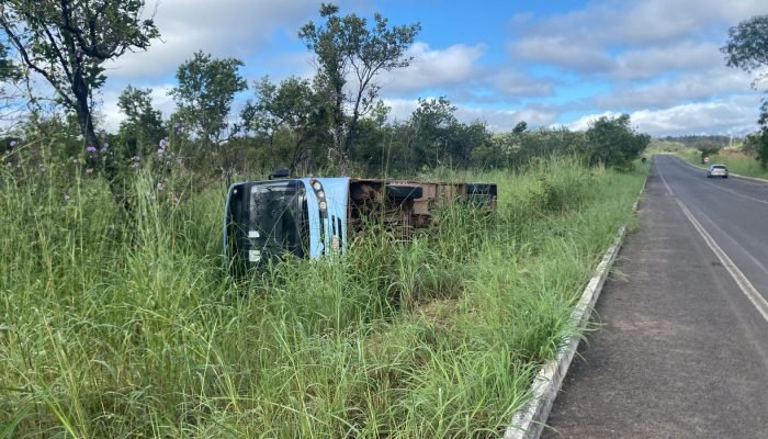 Acidente com ônibus escolar deixa nove estudantes feridos em Floriano