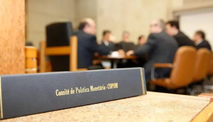 Banco Central reduz taxa Selic para 14,5% ao ano em meio a tensões globais