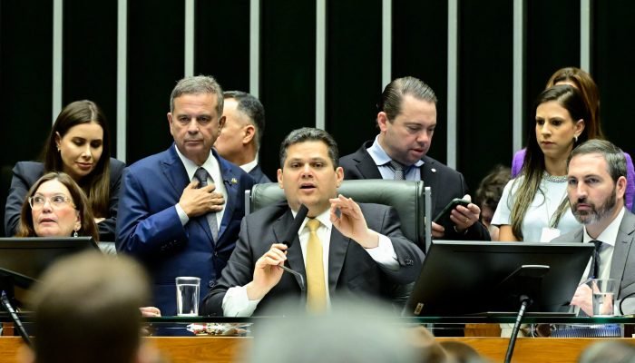 Alcolumbre exclui trechos do PL da Dosimetria e responde a críticas sobre facções