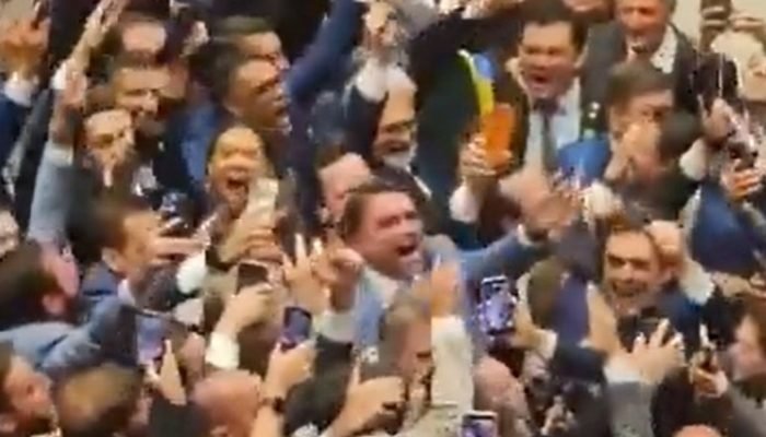 Flávio Bolsonaro celebra vitória no Senado com aliados em vídeo festivo