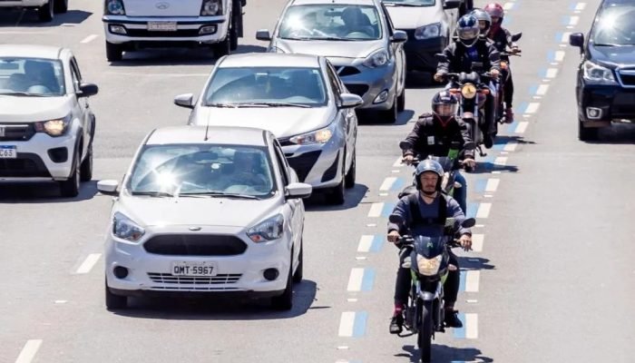 Motociclistas criticam governo Lula por atraso na renovação da Faixa Azul em SP
