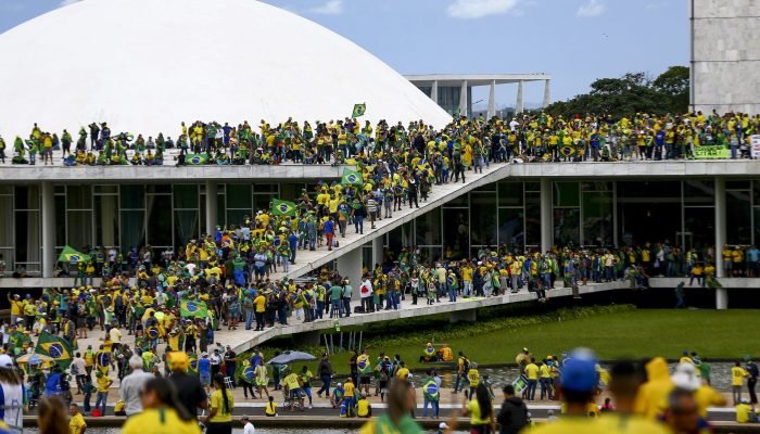 Idosa condenada por atos de vandalismo de 8 de janeiro é presa em Botucatu