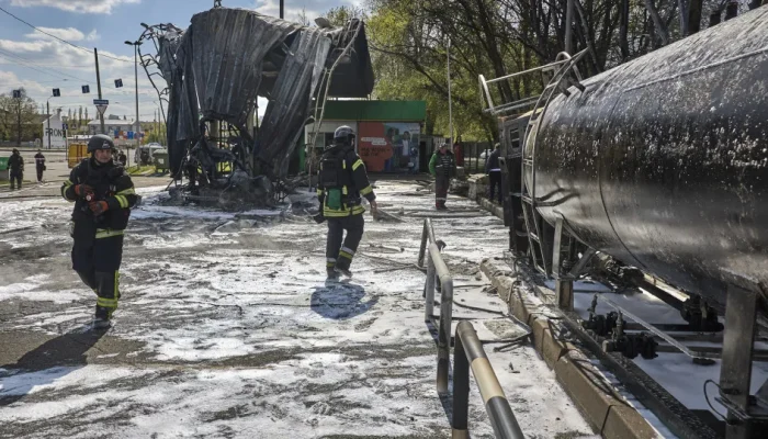 Ataques russos resultam em mortes na Ucrânia e Kiev ataca petroleiros