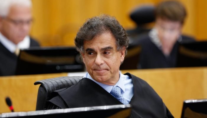 Presidente do TST se declara 'vermelho' em defesa da Justiça do Trabalho