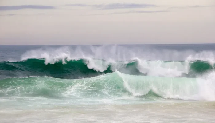Ressaca provoca ondas de até 3 metros no Rio de Janeiro; confira a previsão do tempo