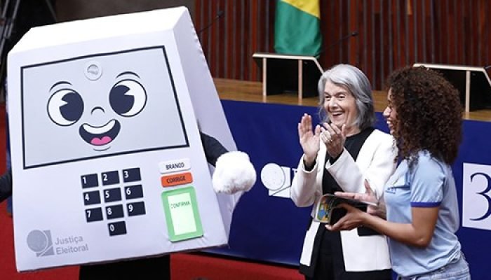 TSE apresenta mascote para urnas eletrônicas nas eleições de 2026
