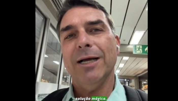 Flávio Bolsonaro critica programa Desenrola Brasil e o classifica como ficção