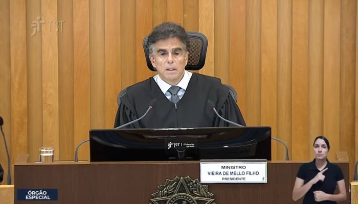 TST determina corte de salário por faltas e levanta debate sobre juízes 'vermelhos e azuis'