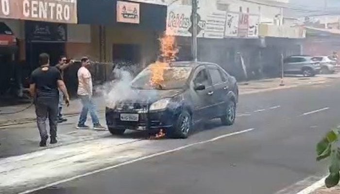 Carro pega fogo em avenida da zona Sul de Teresina e assusta motoristas