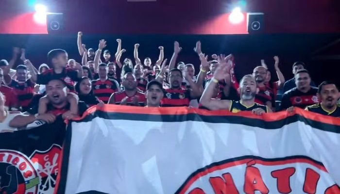 Torcida do Flamengo transforma cinema em arquibancada em Teresina