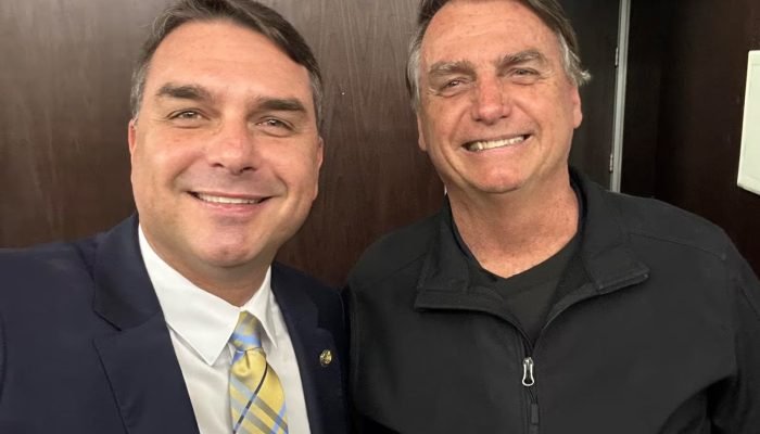Flávio Bolsonaro afirma que Jair Bolsonaro terá papel em futuro governo