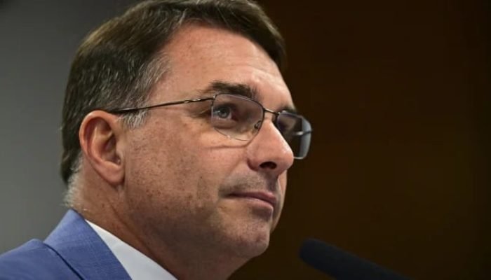 Flávio Bolsonaro contrata publicitário para liderar campanha presidencial