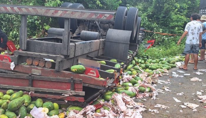 Caminhão tomba em Cajueiro da Praia e motorista morre; passageira é resgatada